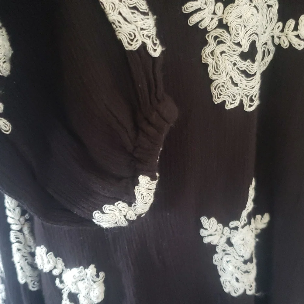 Black and White Floral Blouse - Picture 6 of 7